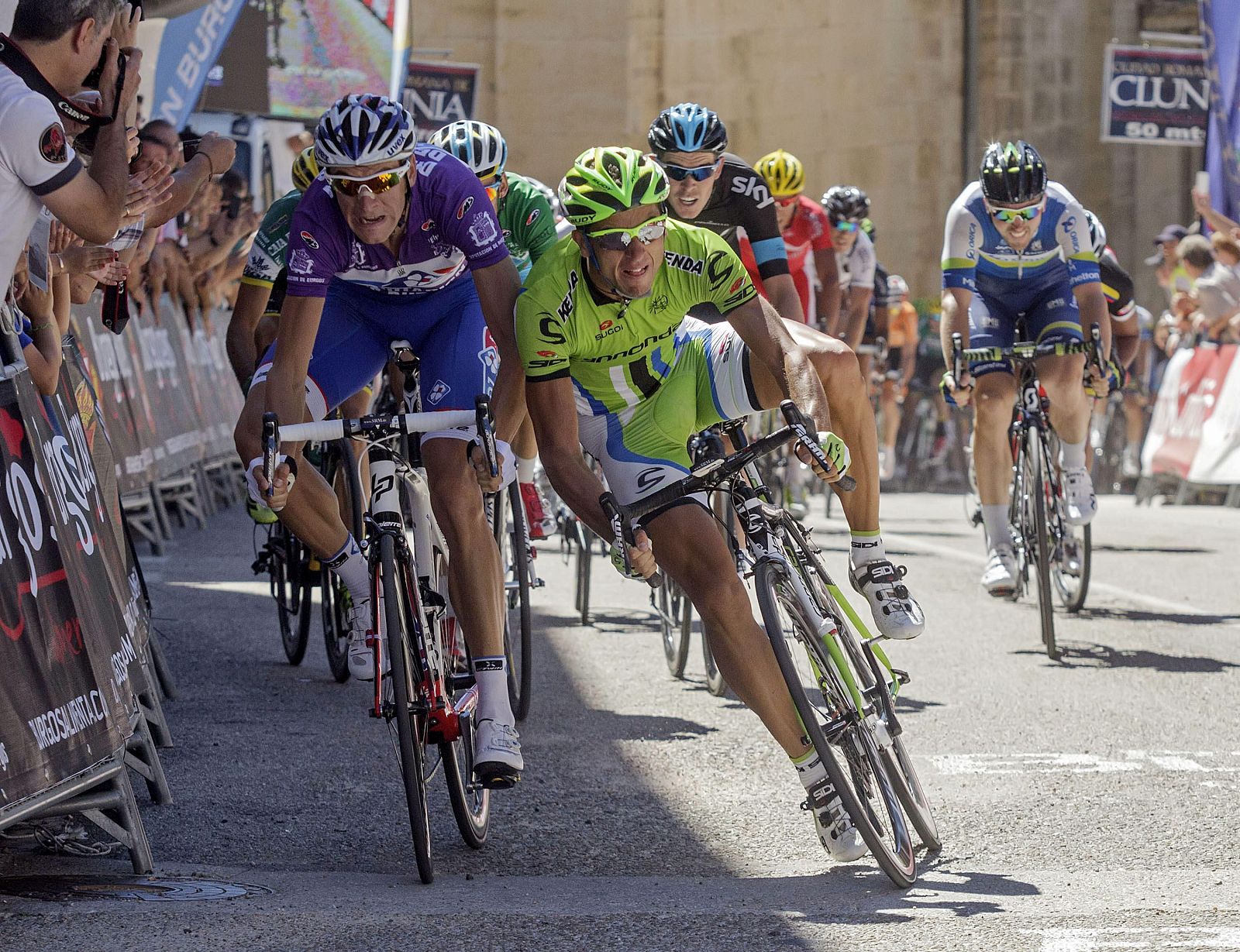 El corredor francés Antony Roux (i), del equipo FDJ, ha ganado la cuarta etapa de la Vuelta Ciclista a Burgos.