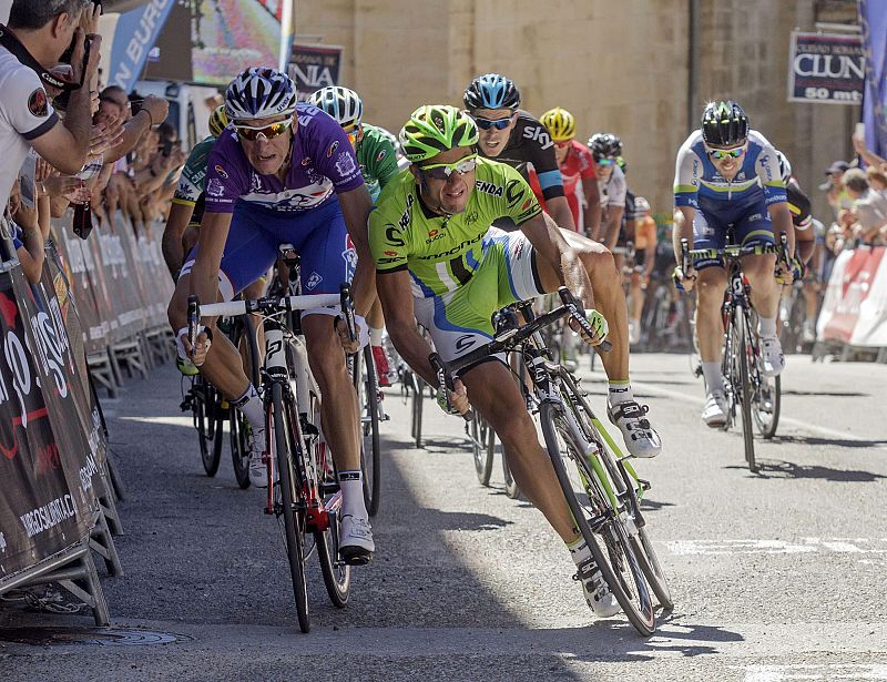 El corredor francés Antony Roux (i), del equipo FDJ, ha ganado la cuarta etapa de la Vuelta Ciclista a Burgos.