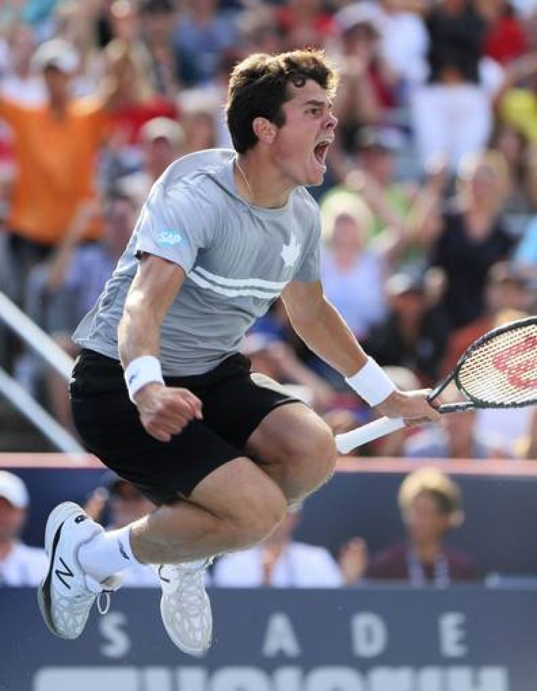 Milos Raonic celebra su victoria sobre Vasek Pospisil.