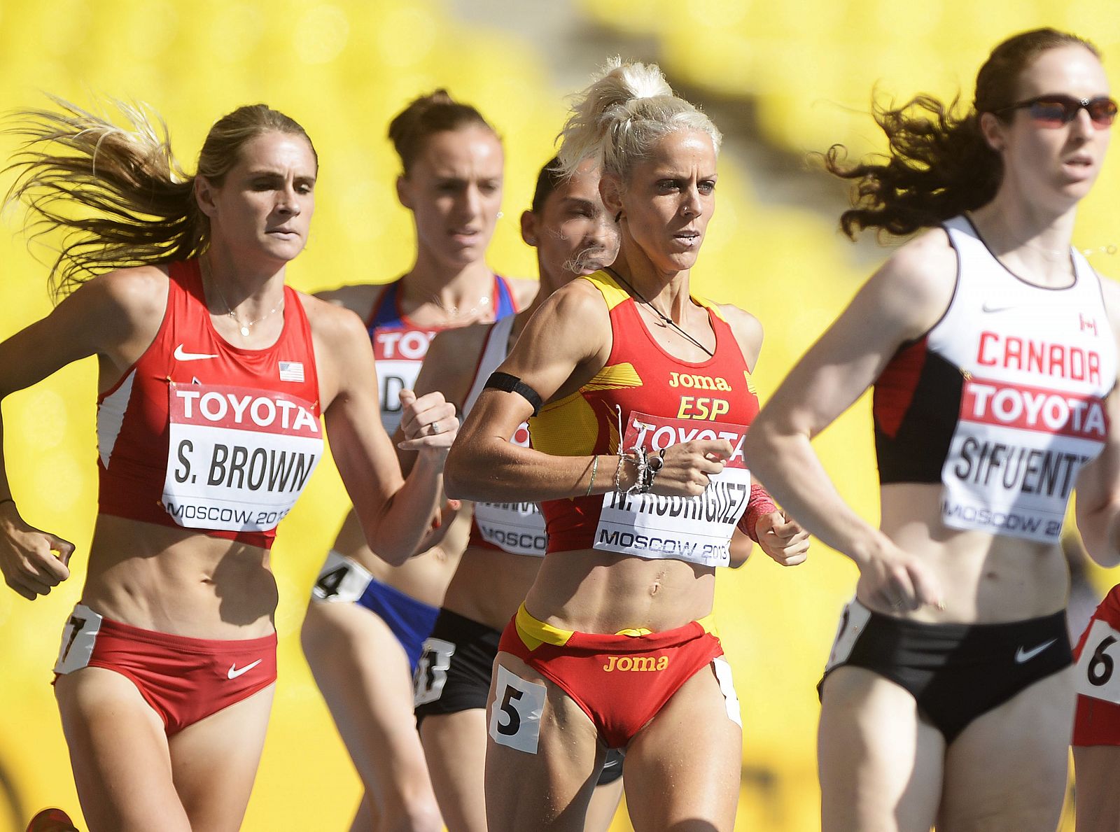 Natalia Rodríguez (centro) compite en las eliminatorias de los 1.500 femeninos de los Mundiales de Moscú.