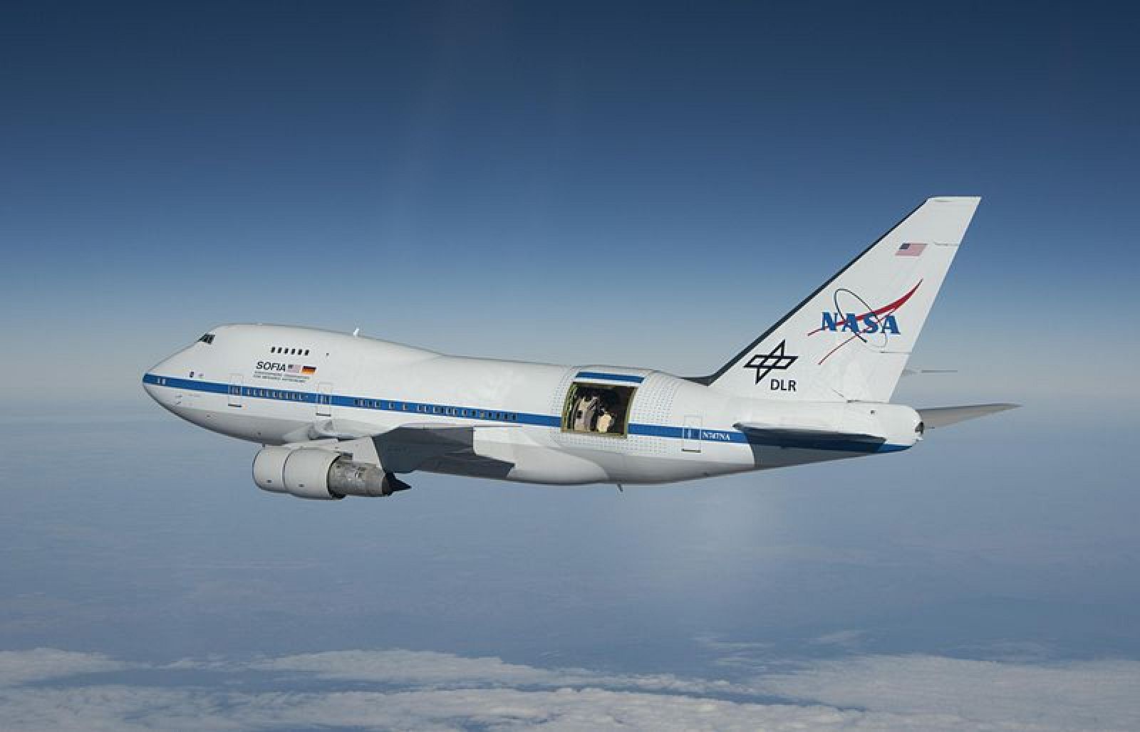 El SOFIA volando con la puerta a través de la que mira el telescopio