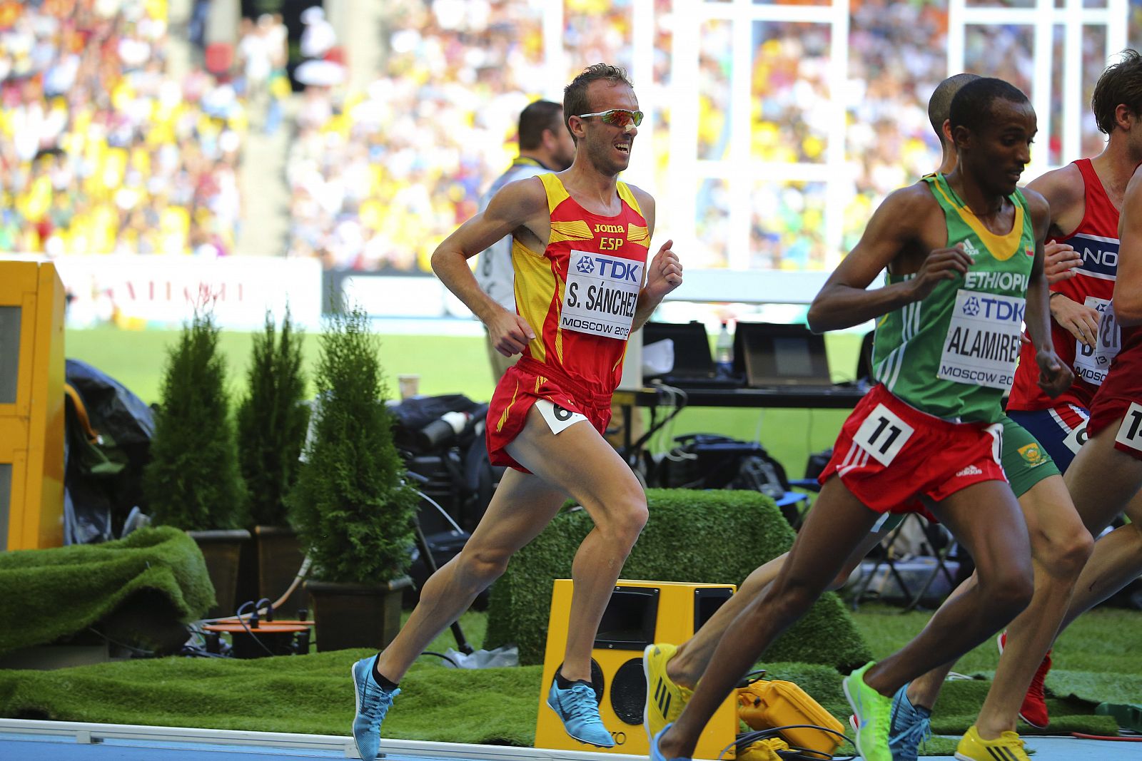 El atleta español Sergio Sánchez compite en una de las eliminatorias de los 5.000m masculinos de los Mundiales de Atletismo Moscú 2013