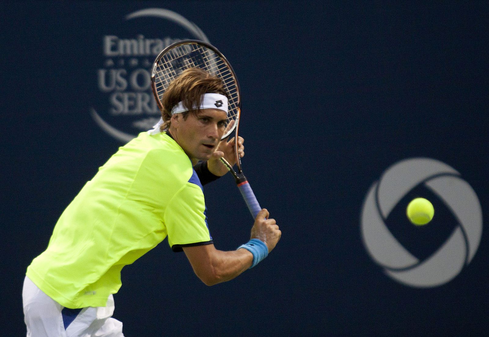 David Ferrer, a punto de devolver una bola.