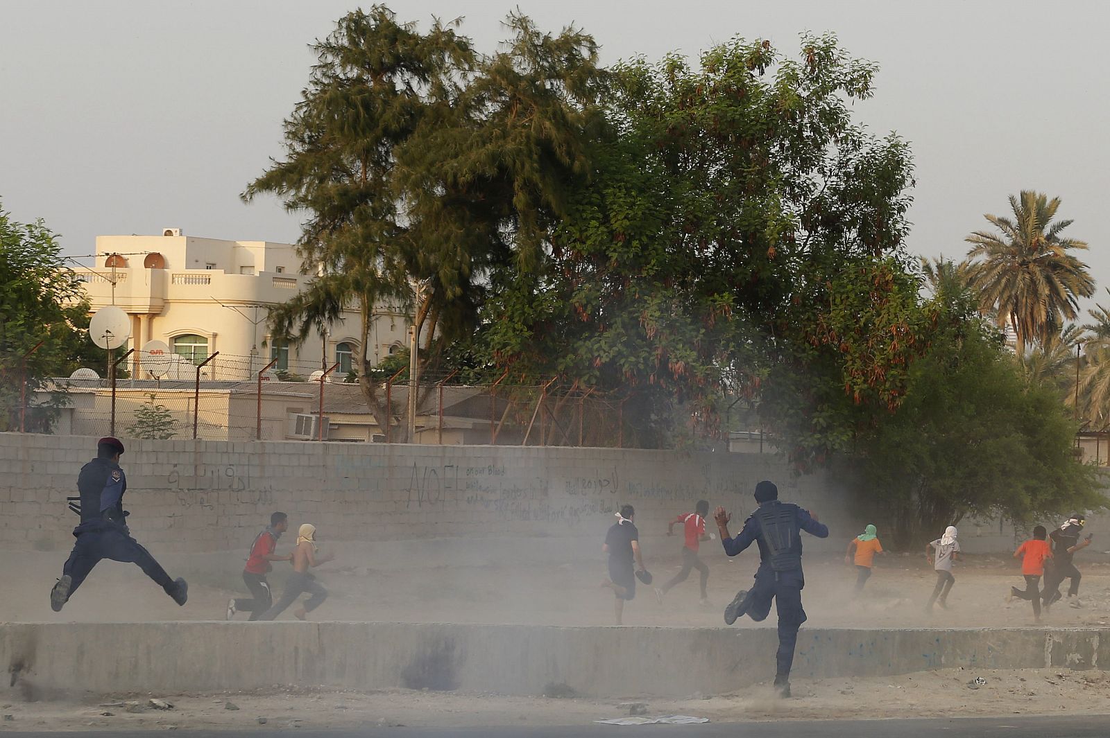 Manifestantes y policías antidisturbios se enfrentan en Shajura, cerca de la capital de Baréin, Manama