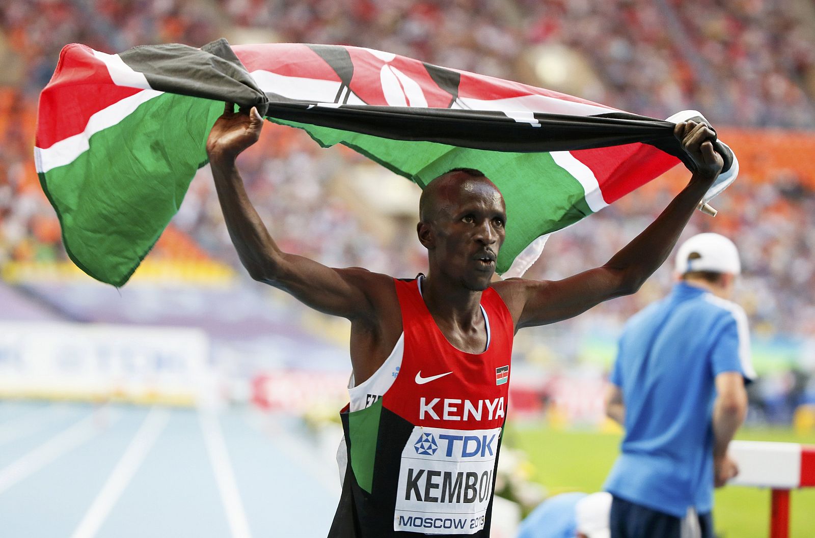 Kemboi celebra la victoria en la pista rusa.