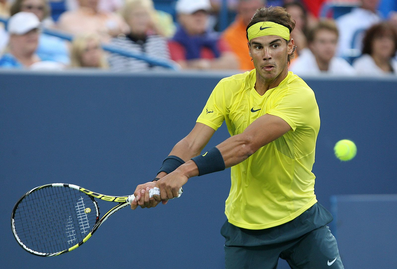 El tenista español Rafael Nadal devuelve una bola a Griogor Dimitrov durante un partido del Masters de Cincinnati