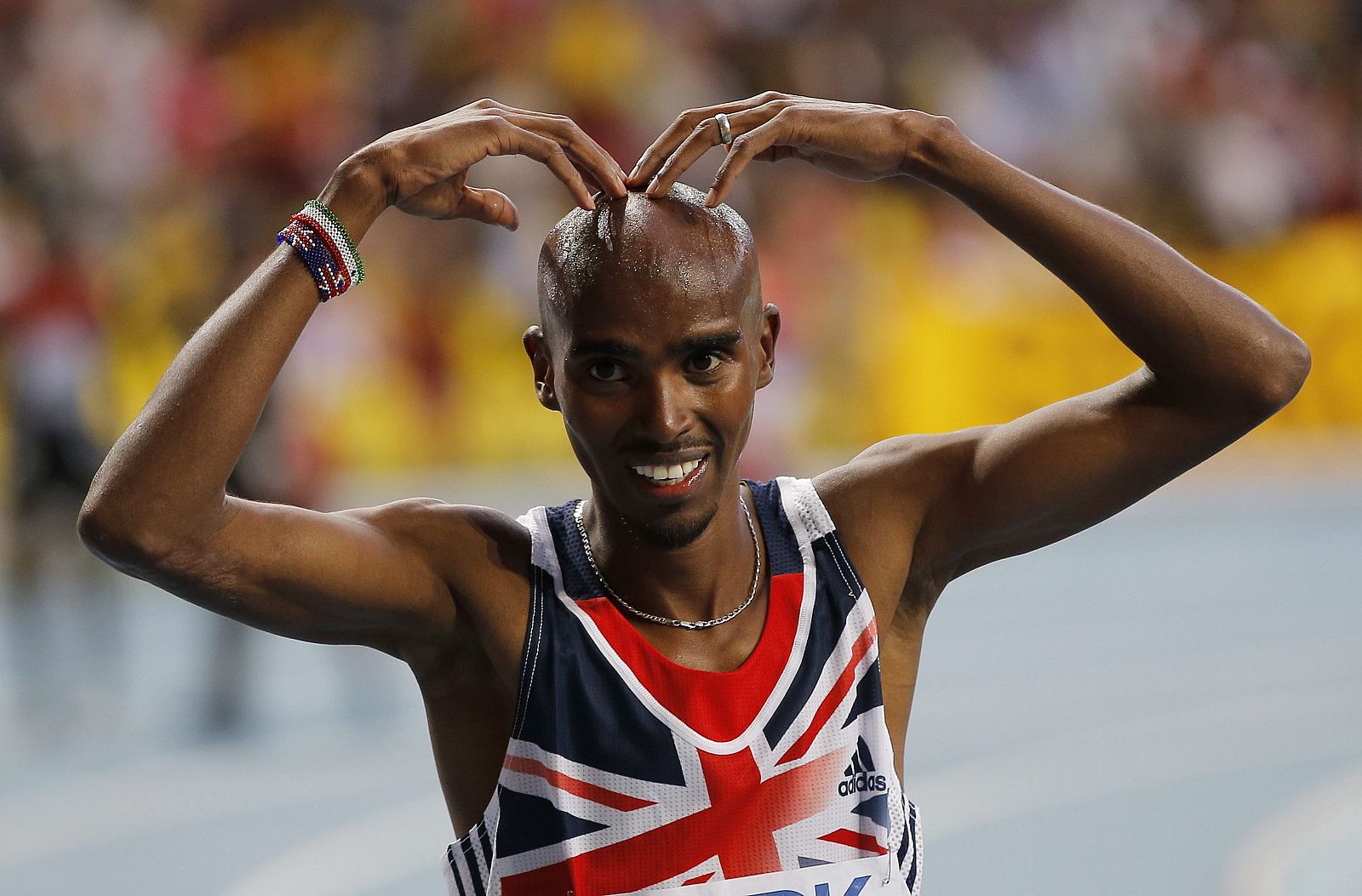 El atleta británico Mo Farah gesticula tras su victoria en la final de 5.000 metros.