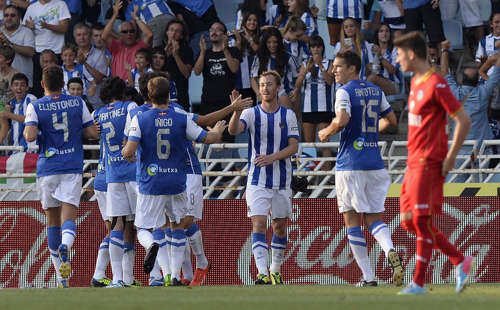 Los jugadores de la Real Sociedad celebran el gol de Vela.