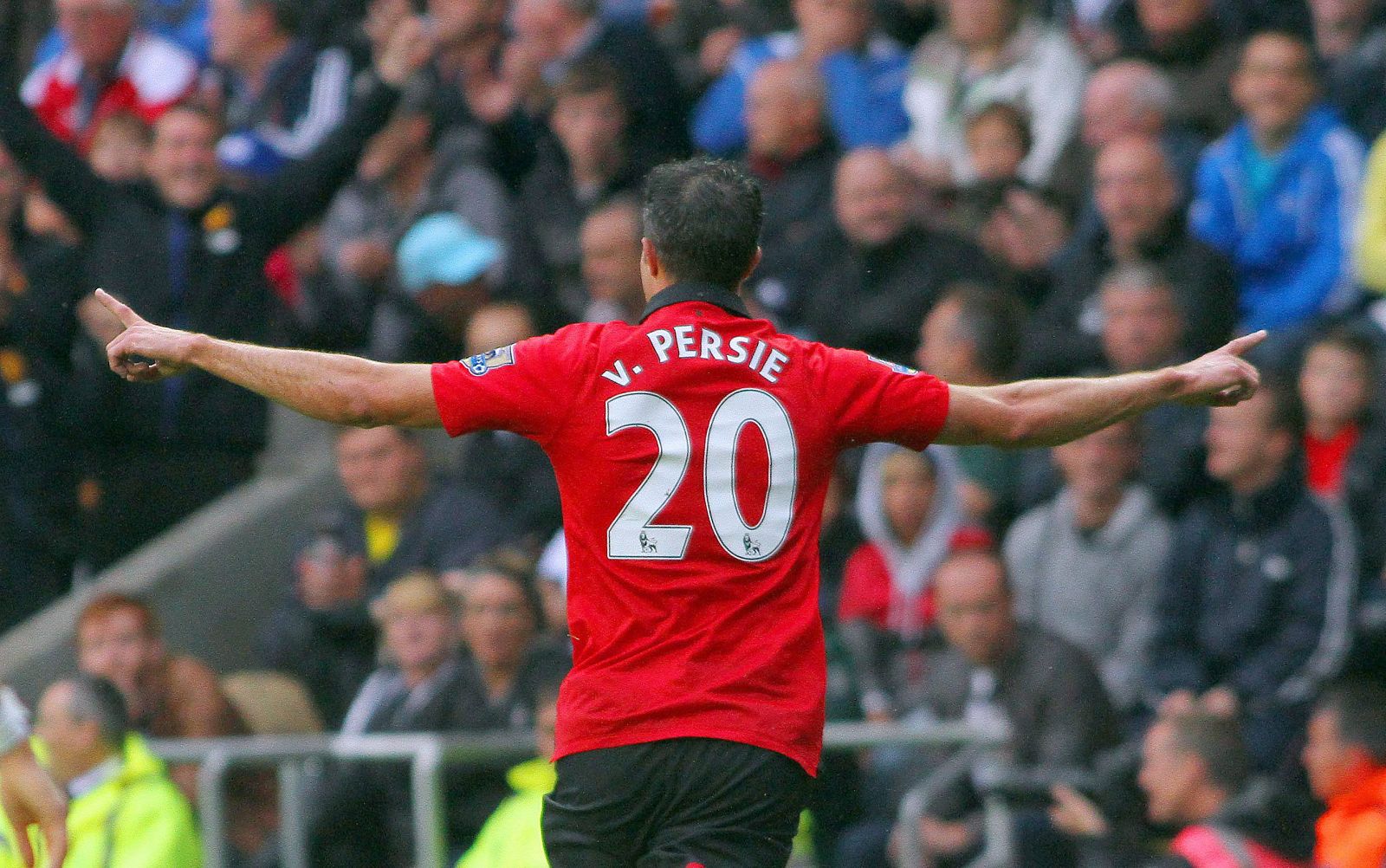 Van Persie celebra su primer gol contra el Swansea.
