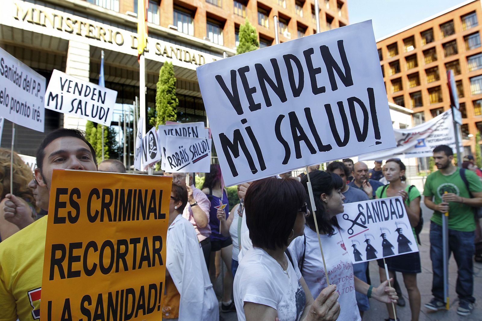 Protestas frente al Ministerio de Sanidad por la privatización de seis hospitales