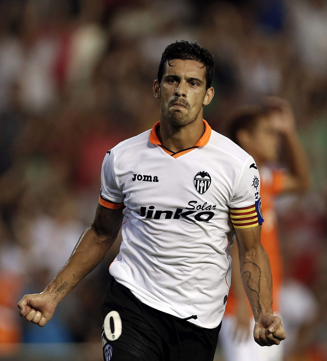El defensa portugués del Valencia Ricardo Costa celebra tras marcar ante el Málaga.