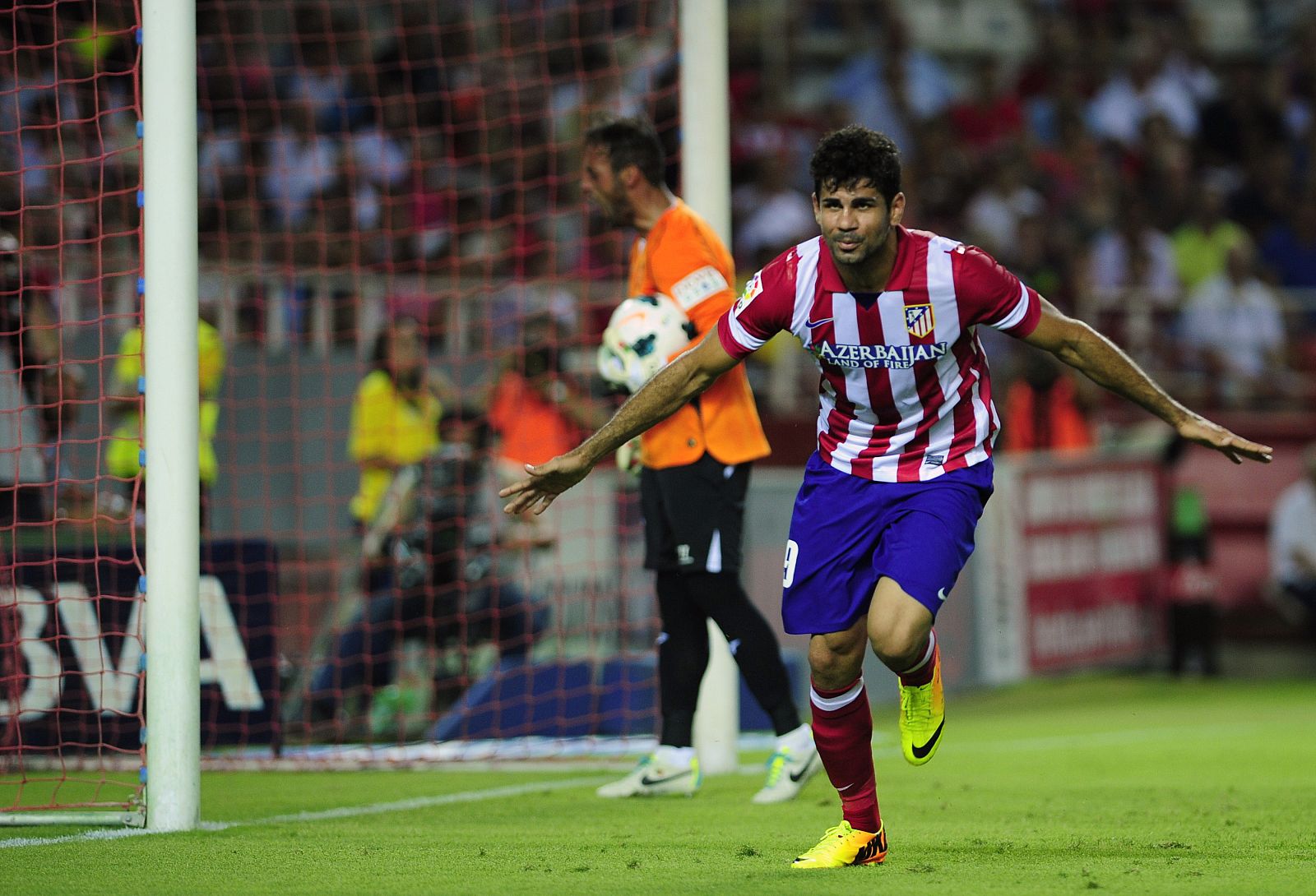 El delantero brasileño Diego Costa celebra uno de los goles que marcó al Sevilla FC en la primera jornada de La Liga 2013