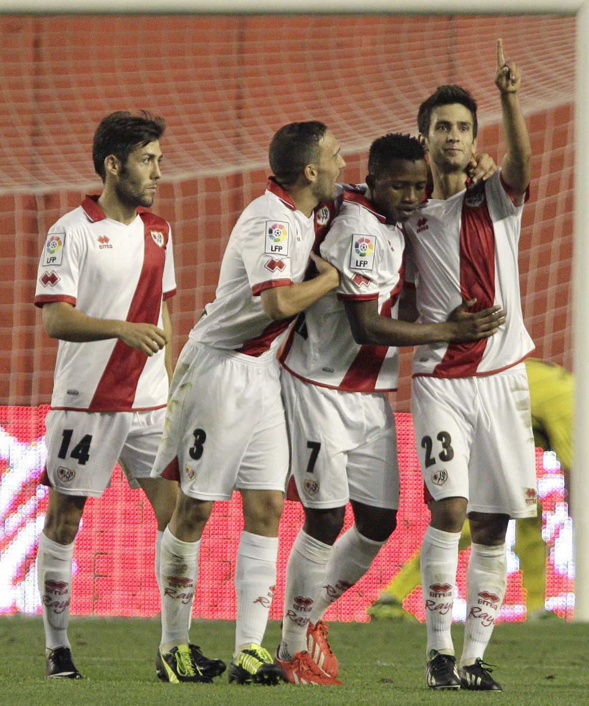 Los jugadores del Rayo Vallecano celebran el gol marcado por  Alberto Bueno al Elche.