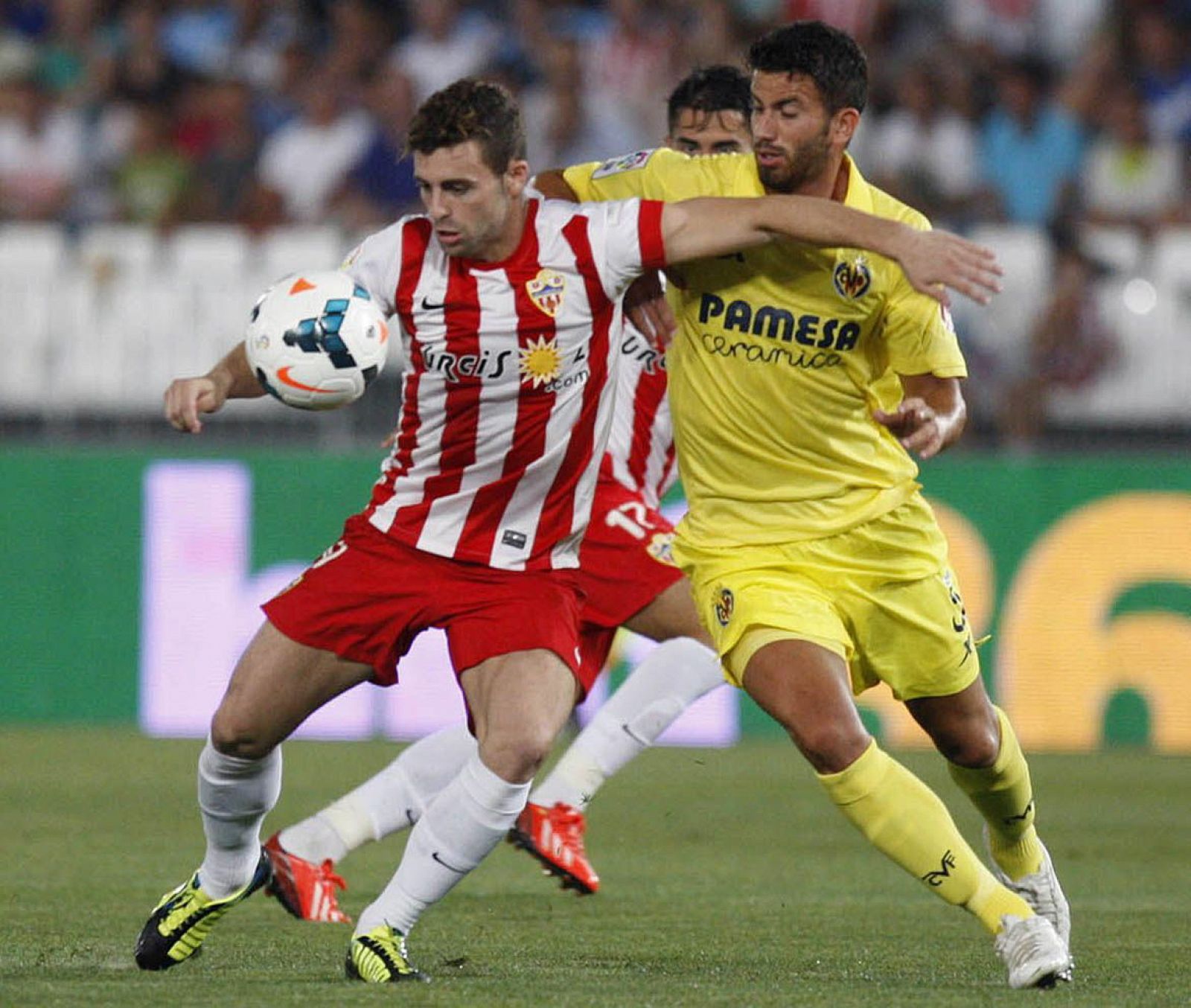 El delantero del Almería Rodri protege un balón ante el argentino Musacchio, del Villarreal.