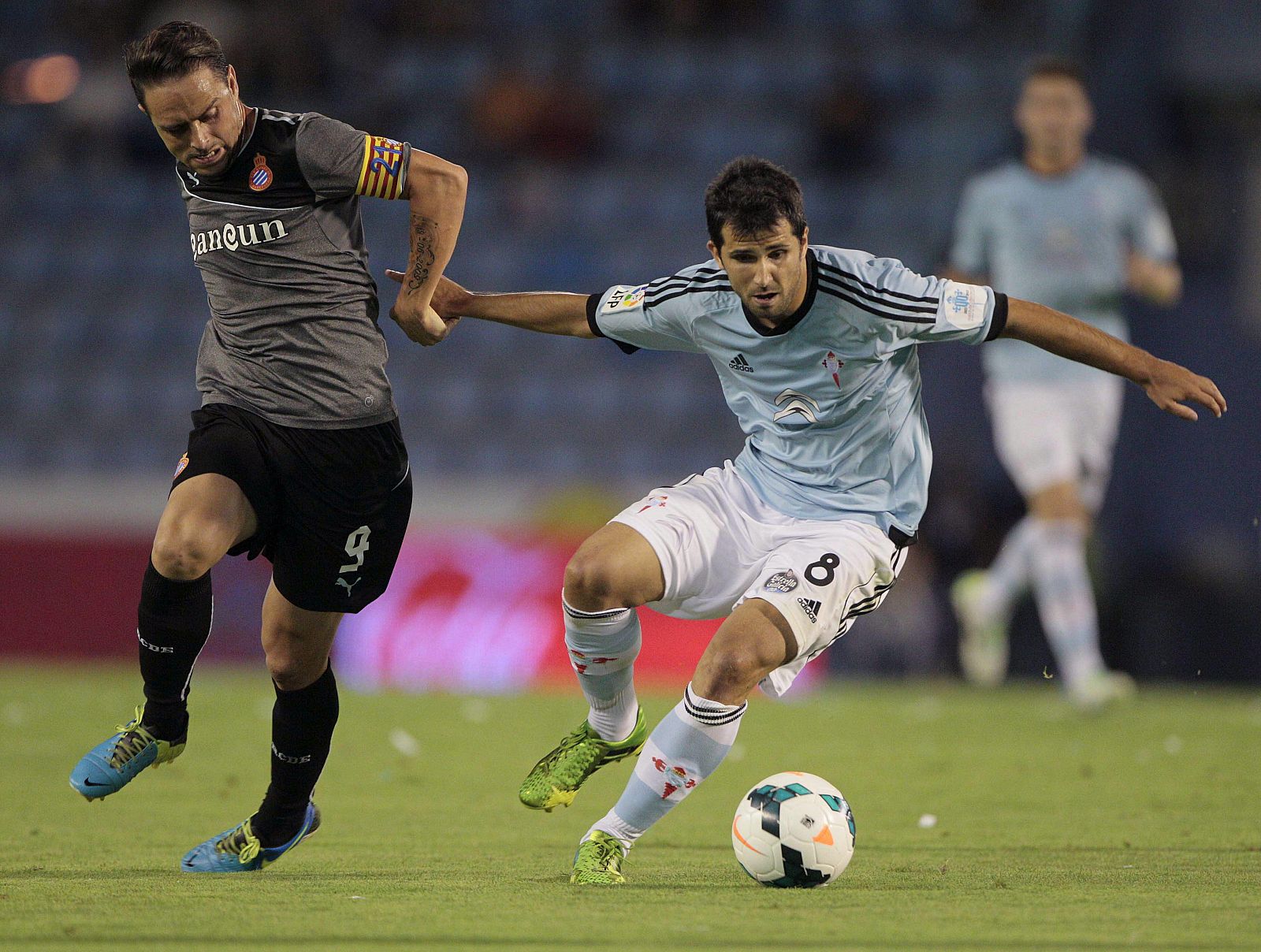 El centrocampista del Celta de Vigo Alex López pugna por un balón Luis García, del RCD Espanyol.