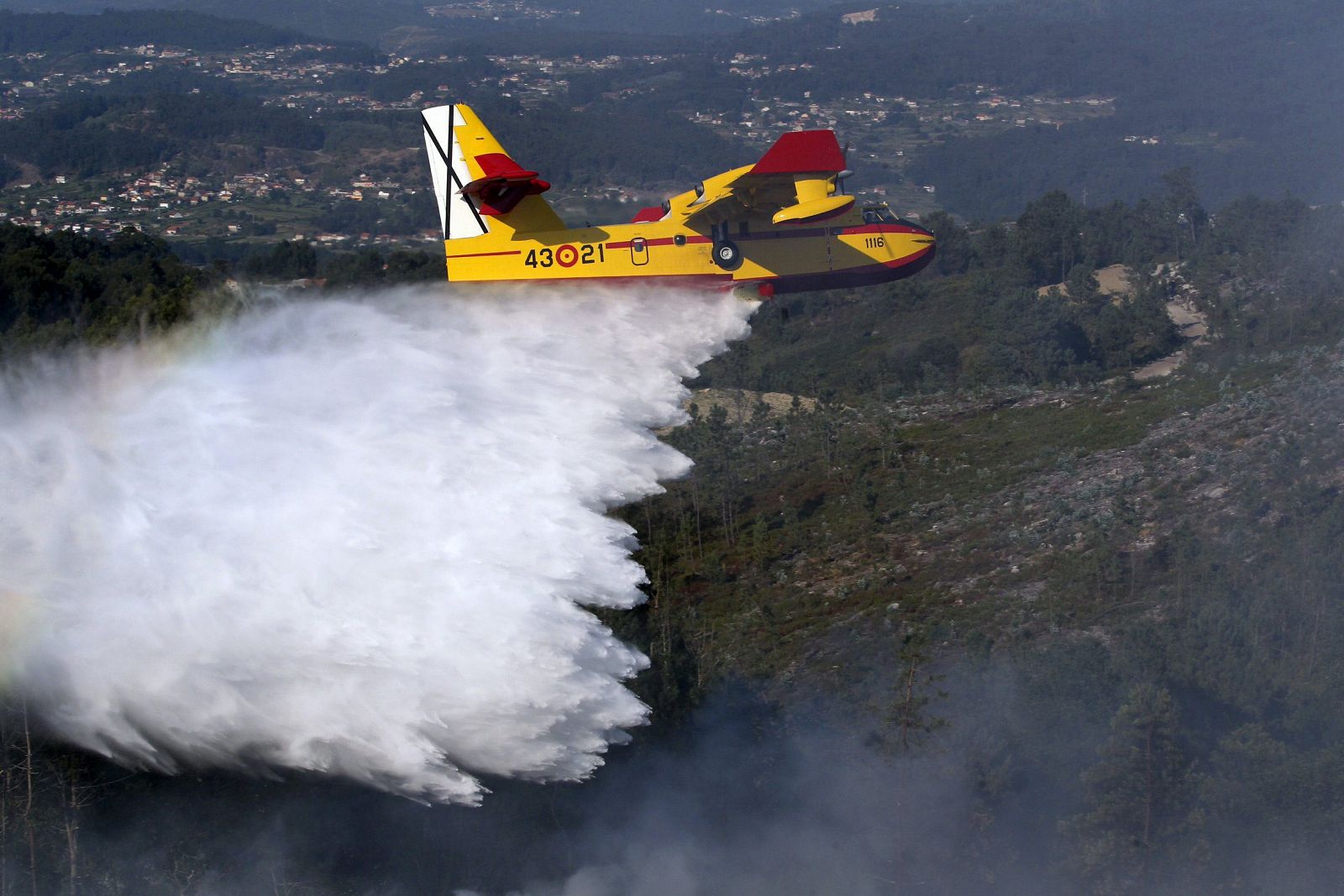 Medios aéreos intentando apagar un incendio en Pontevedra el 14 de agosto.