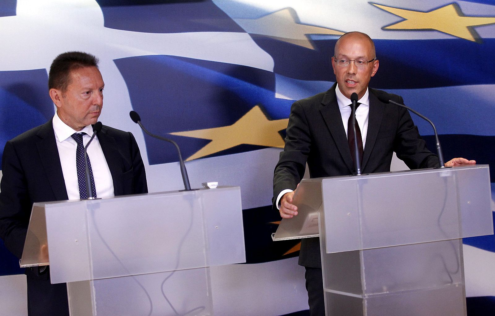 El ministro griego de Finanzas Yannis Sturnaras y el miembro del consejo ejecutivo del BCE Jörg Asmussen