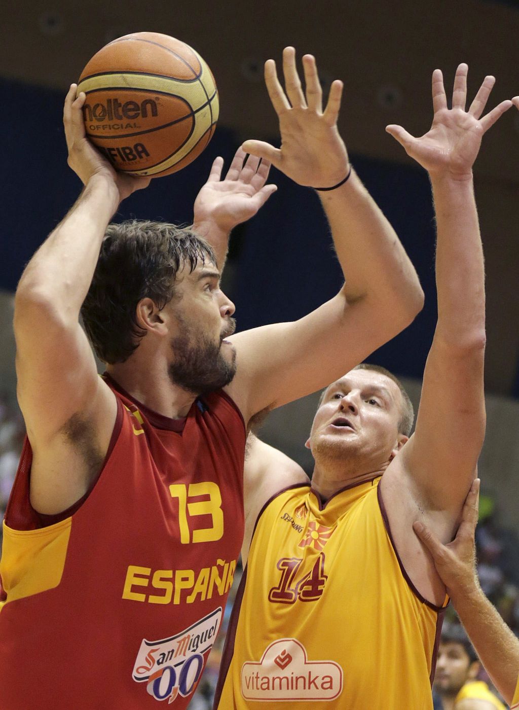 El pívot de la selección española Marc Gasol es defendido por Pedrag Samardziski, de Macedonia.