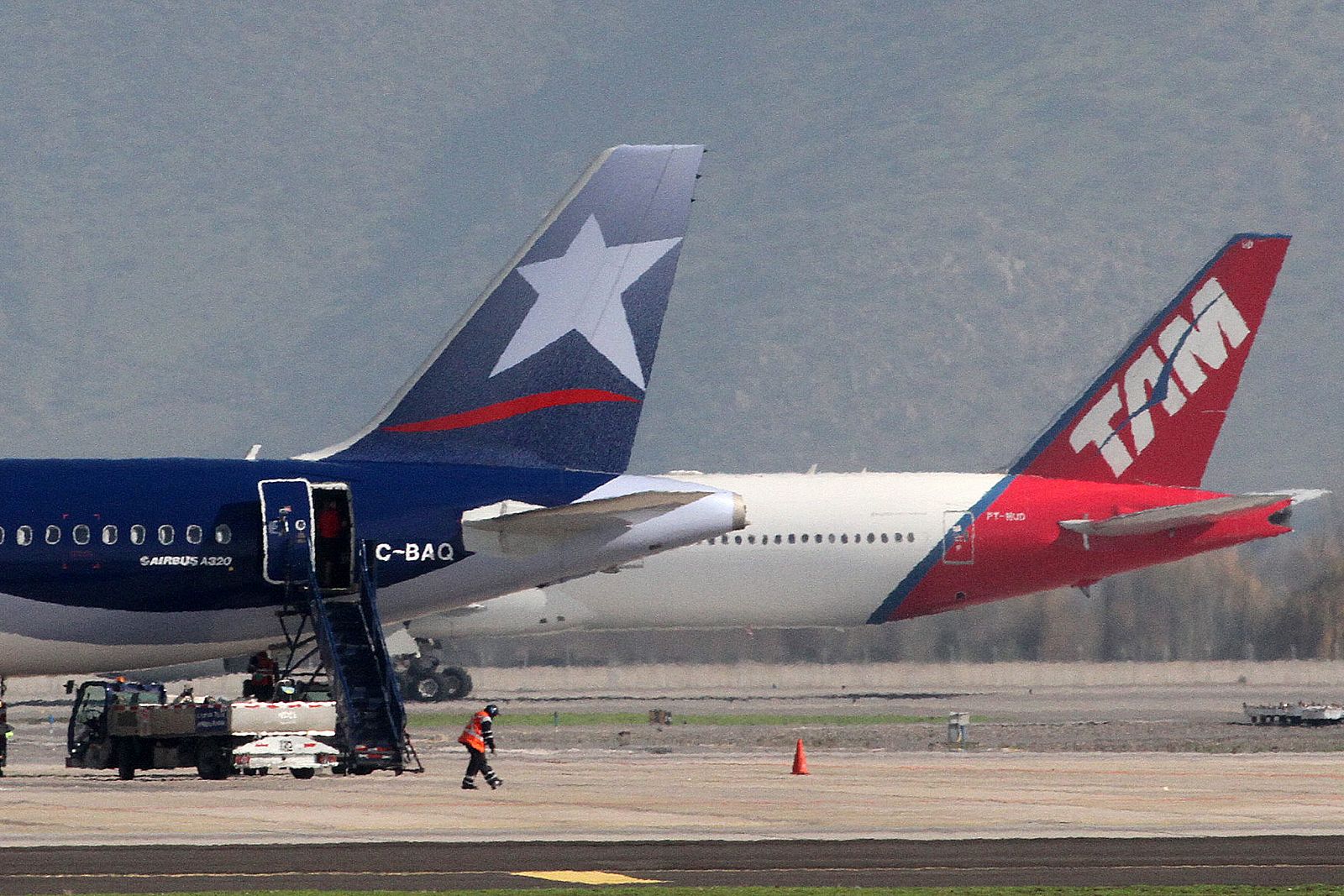 Fotografía de archivo del 22 de junio de 2012 de dos aviones de las aerolíneas Tam y Lan en el aeropuerto de Santiago de Chile