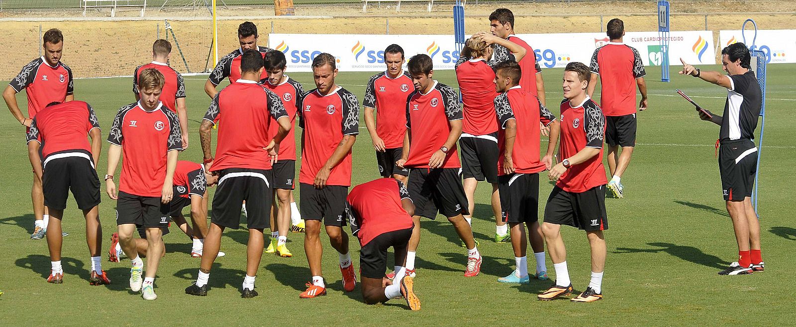 El entrenador del Sevilla FC, Unai Emery (d), da instrucciones a sus jugadores durante el entrenamiento previo al partido al partido de ida del play off de la Europa League