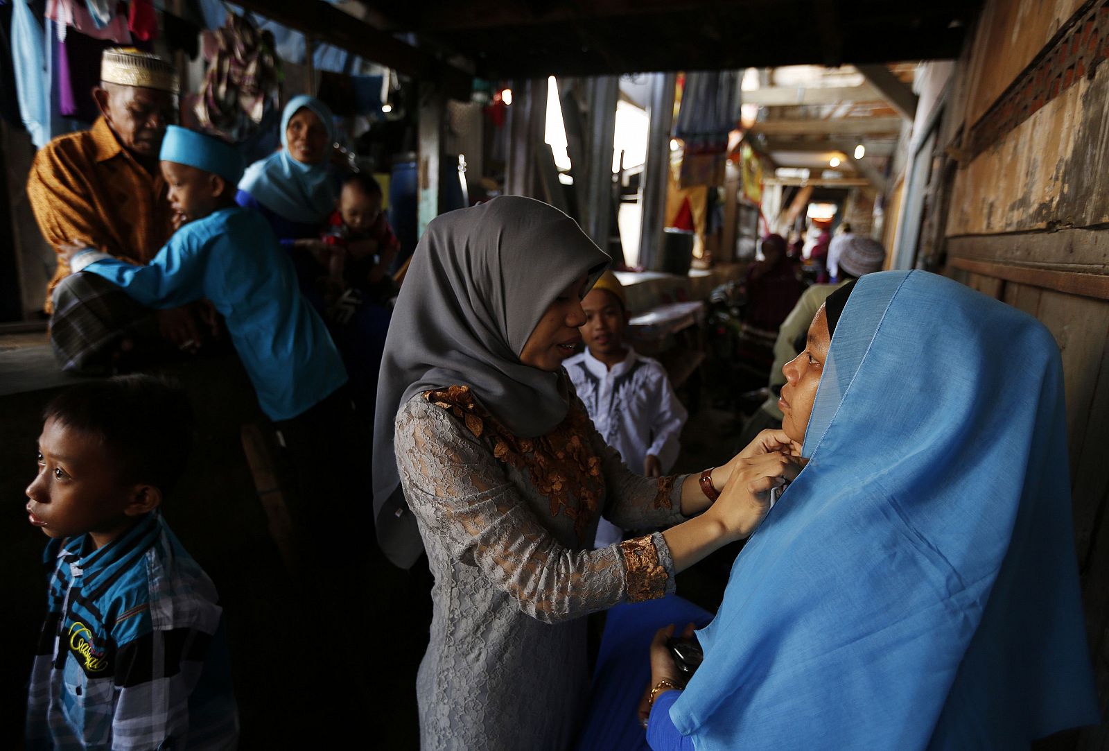 Una mujer musulmana ajusta el pañuelo de una joven en una imagen de archivo.