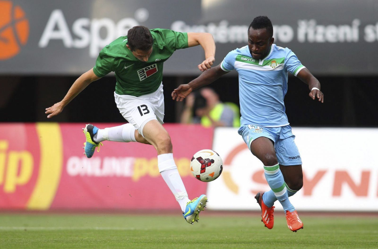 El jugador congoleño del Real Betis, Cedric Mabwati, lucha por el control del balón ante Pavel Elias, del Jablonec.