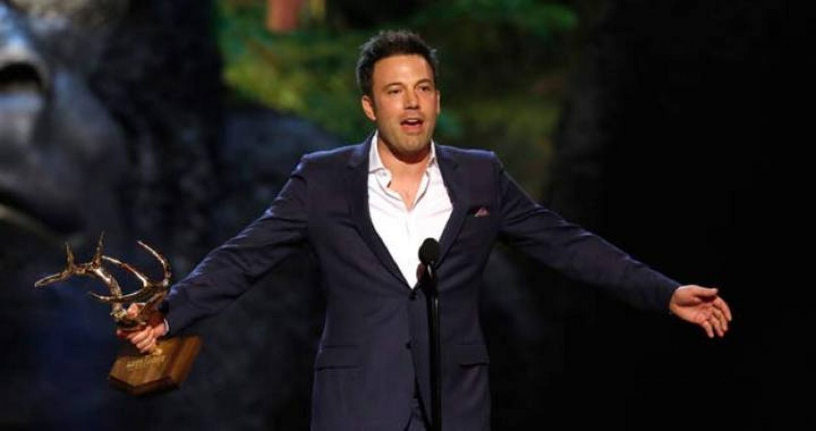 El actor y director Ben Affleck acepta un premio de Spike TV en Culver City, California.