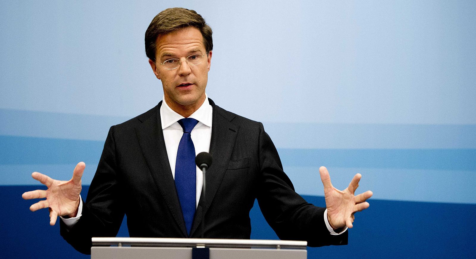 El primer ministro holandés, Mark Rutte, habla sobre el banco ABN Amro en rueda de prensa