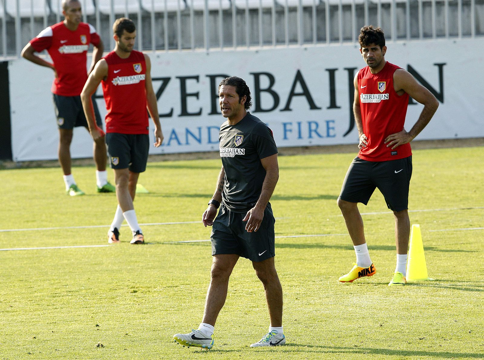 El entrenador del Atlético Madrid, Diego Pablo Simeone (2d), da instrucciones a los jugadores