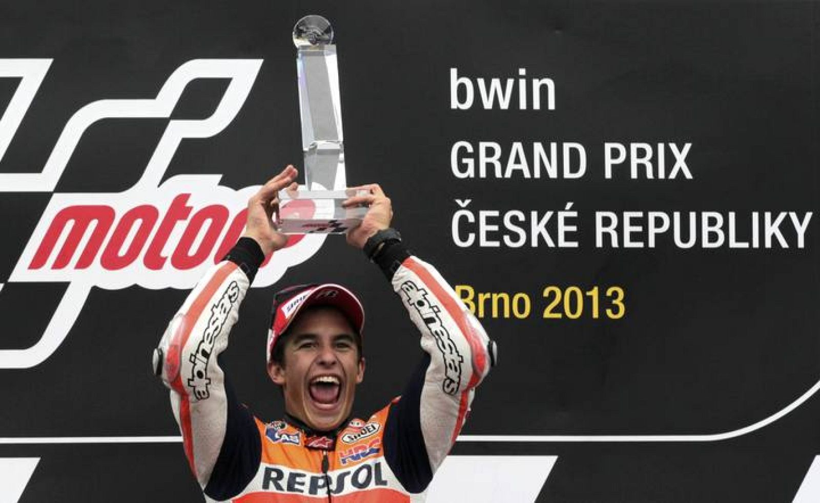 Marc Márquez celebra su victoria sobre el podio de Brno.