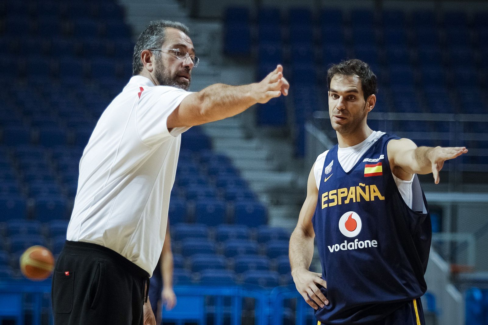 El seleccionador nacional de baloncesto, Juan Antonio Orenga (i), con el base del equipo José Calderón (d)