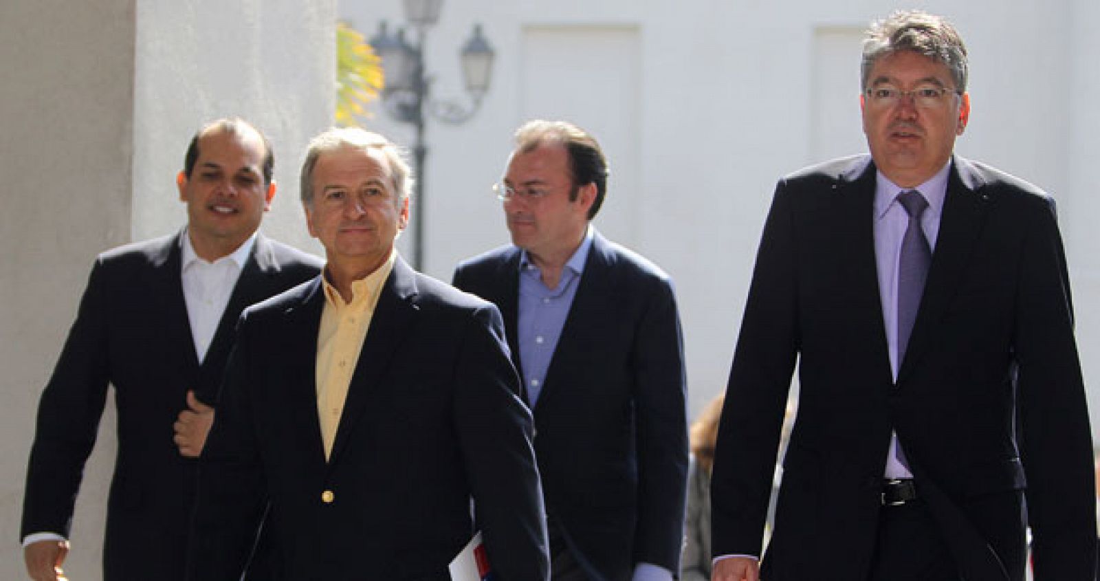 Los ministros de Hacienda de la Alianza del Pacífico, Luis Miguel Castilla de Perú, Felipe Larraín de Chile, Luis Videgaray de México, Mauricio Cárdenas de Colombia en el Palacio de La Moneda en Santiago de Chile