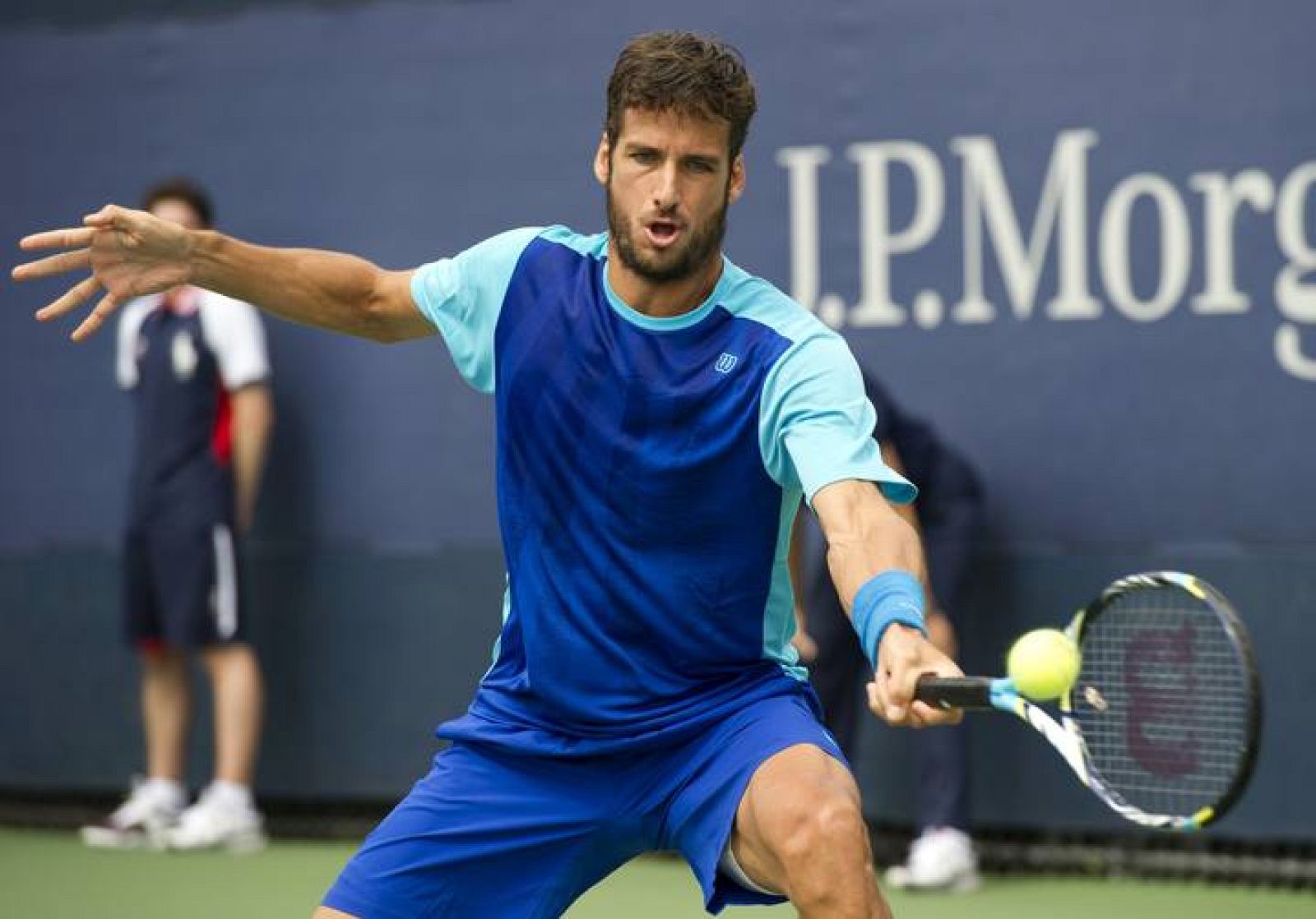 Feliciano López devuelve una pelota a Florent Serra