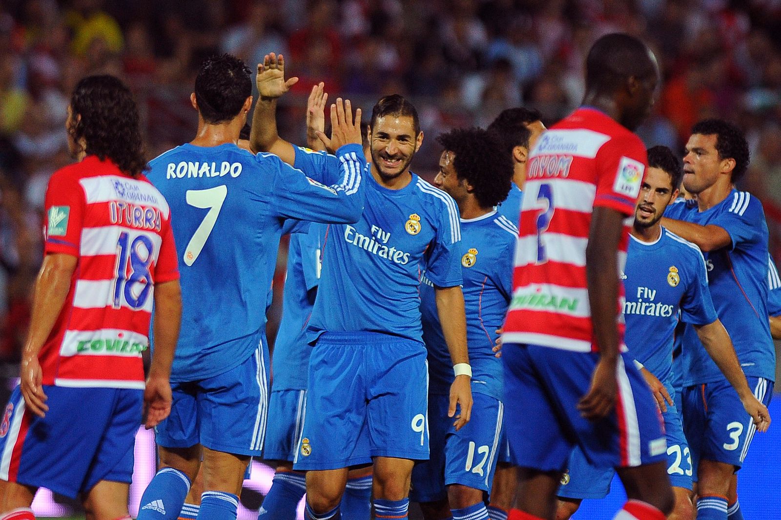 Benzema celebra con Cristiano Ronaldo su gol en Granada
