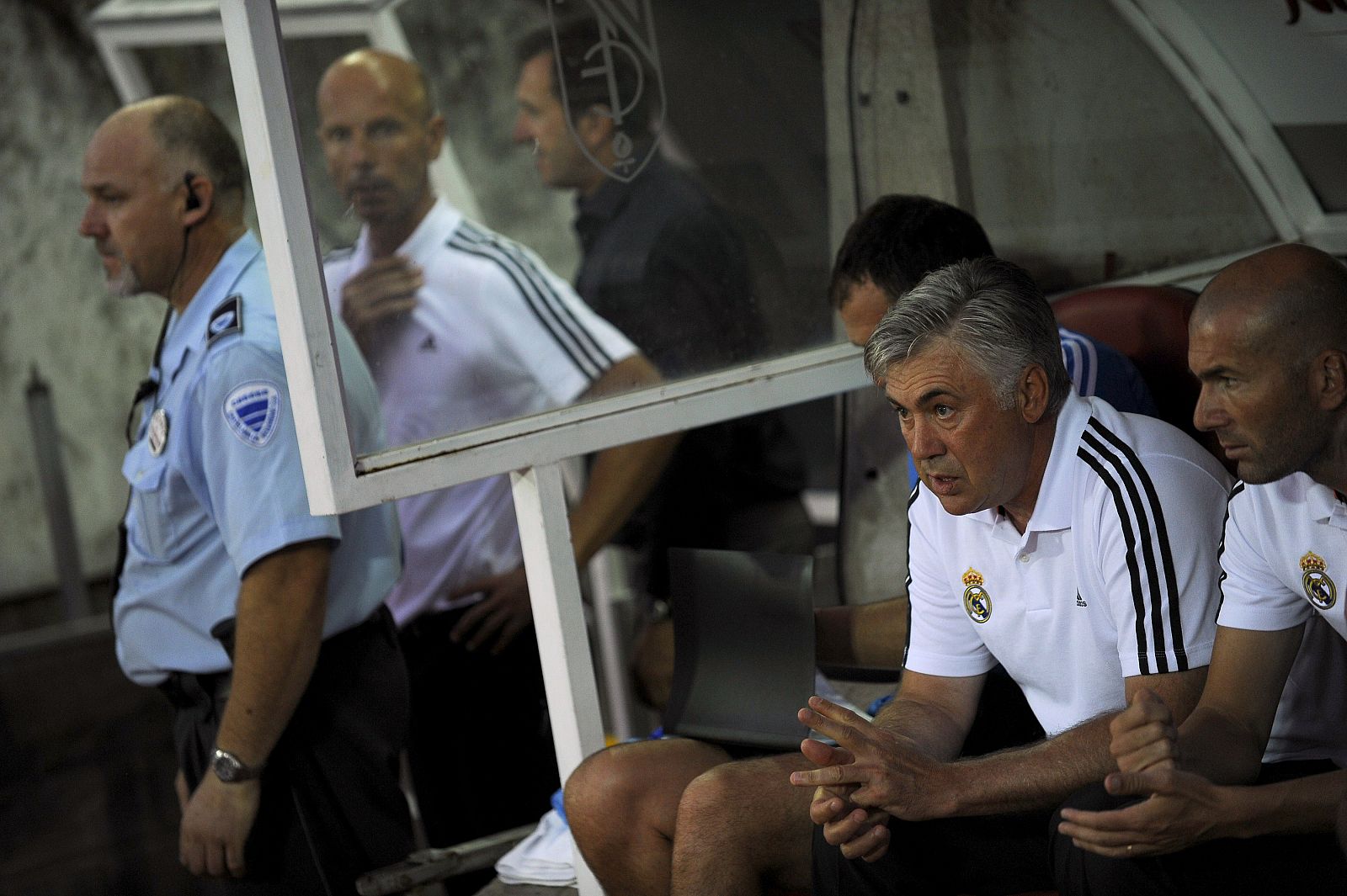 El entrenador del Real Madrid, Carlo Ancelotti, junto a su segundo Zinedine Zidane