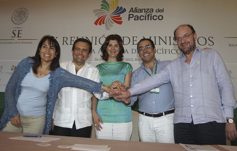 Los ministros y cancilleres participantes en la IX Reunión de ministros de la Alianza Pacífico posan tras alcanzar un acuerdo de libre mercado en la región