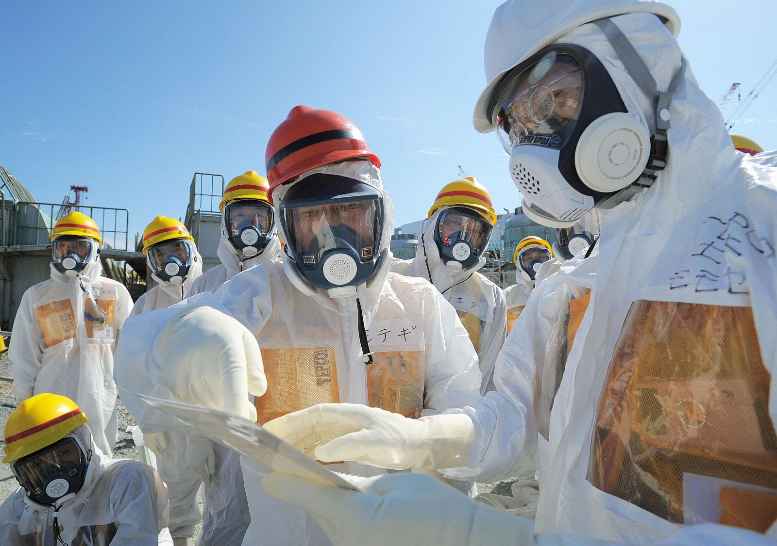 El ministro de Economía de Japón, Toshimitsu Motegi, en su visita este lunes a la central nuclear de Fukushima.