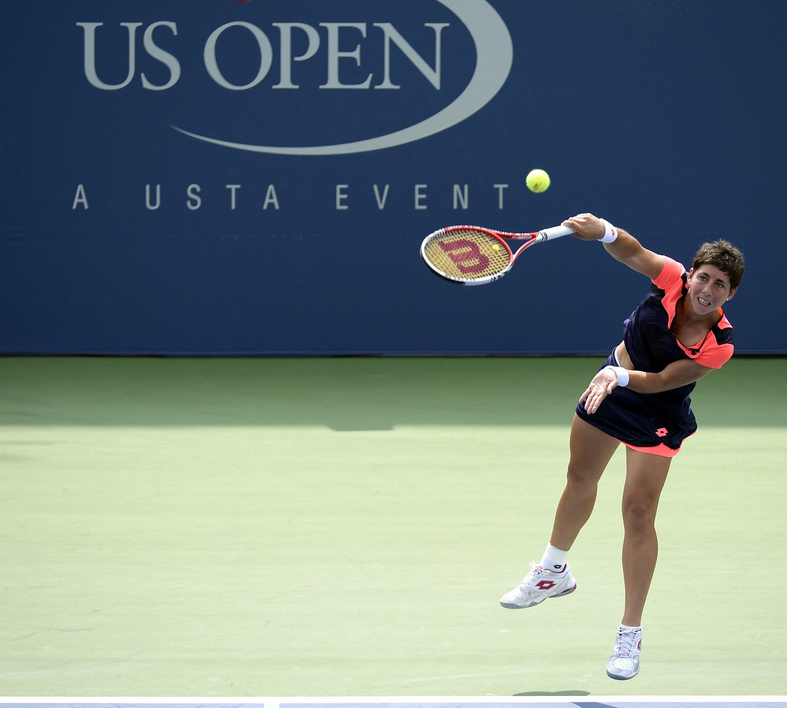 La española Carla Suárez sirve ante la estadounidense Coco Vandeweghe