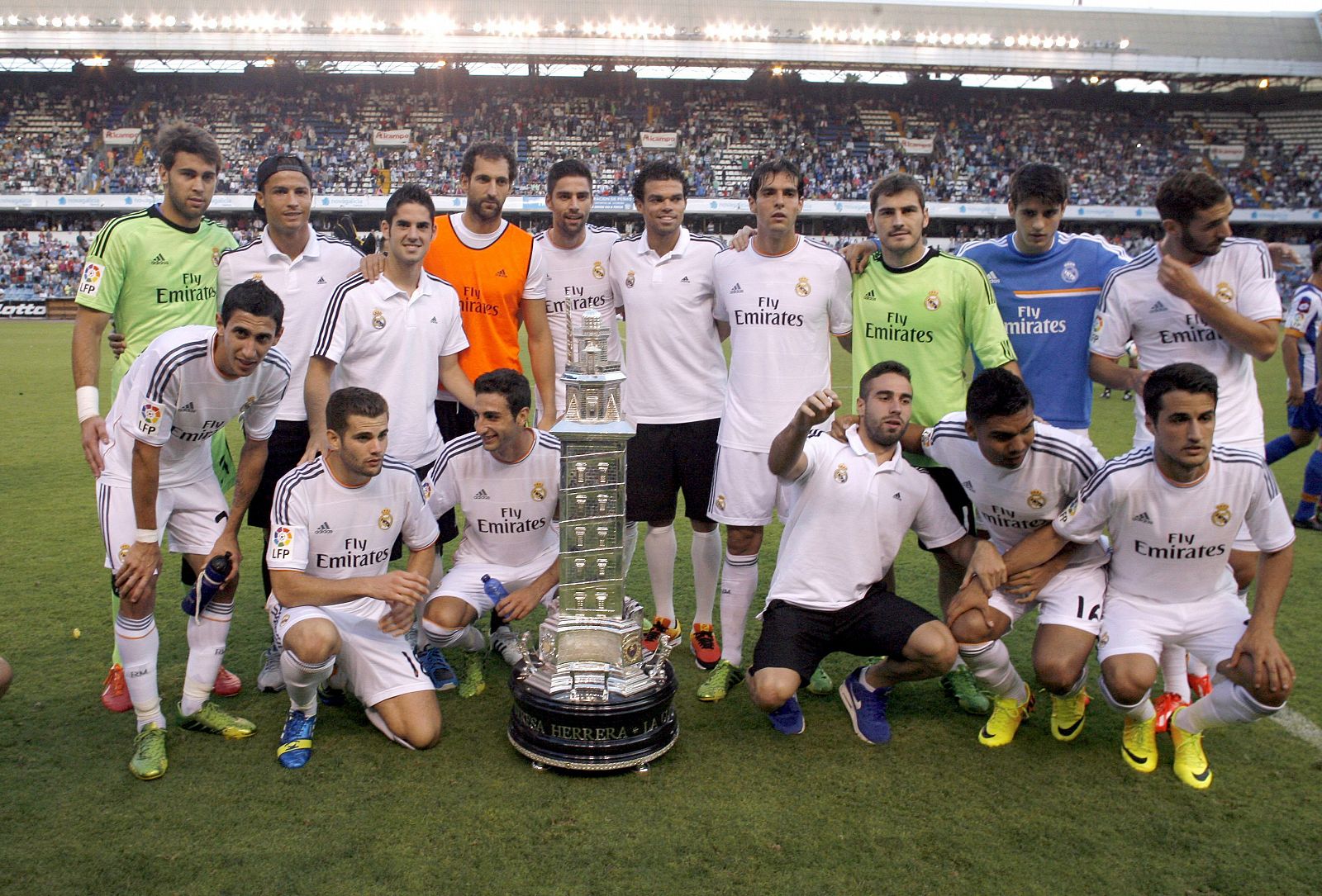 Los jugadores del Real Madrid posan con el trofeo de la LXVIII edición del Teresa Herrera.