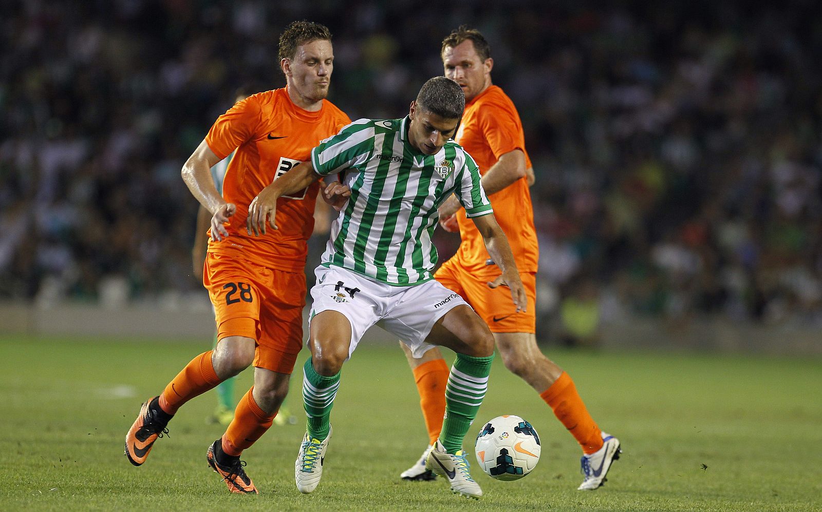 El centrocampista del Real Betis Salva Sevilla lucha el balón con Ondrej Vanek, del Jablonec.