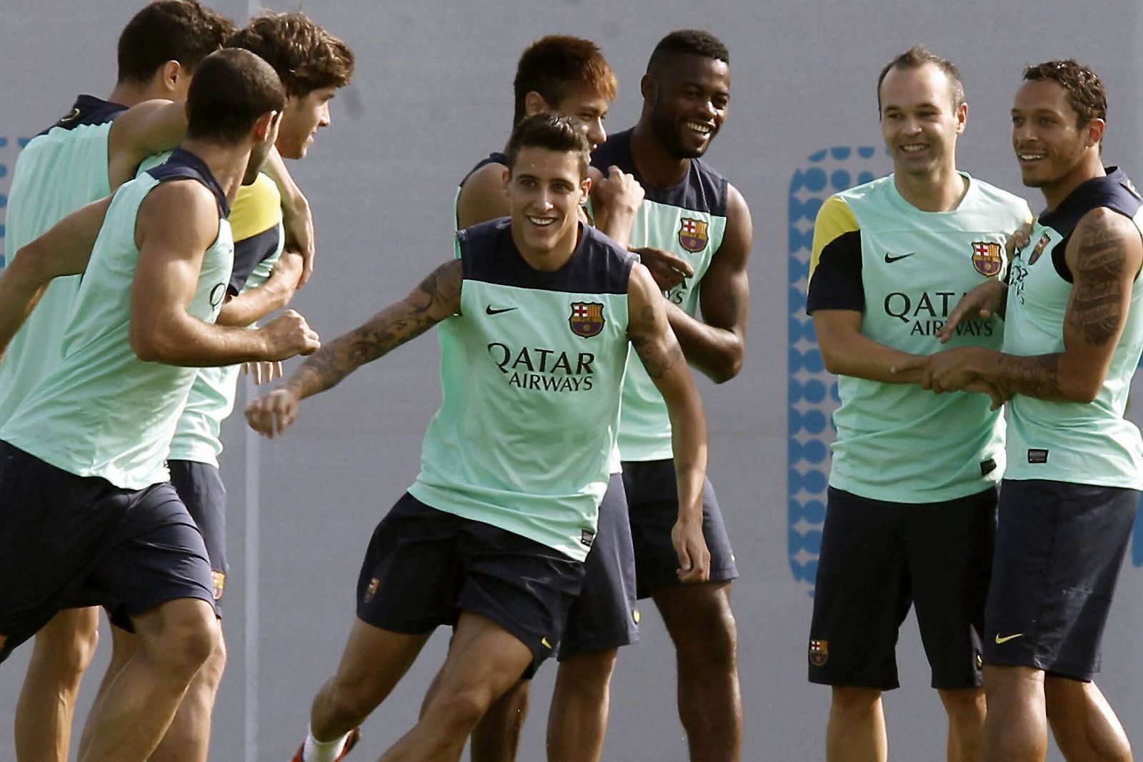Cristian Tello (c), extremo internacional del Barcelona, durante un entrenamiento del equipo.