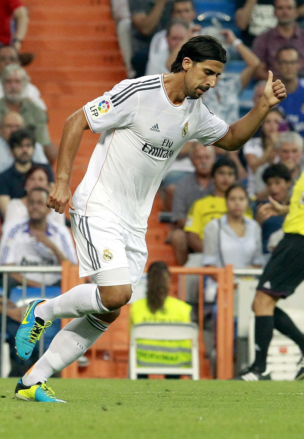 El centrocampista alemán del Real Madrid, Sami Khedira, gesticula en su partido ante el Betis