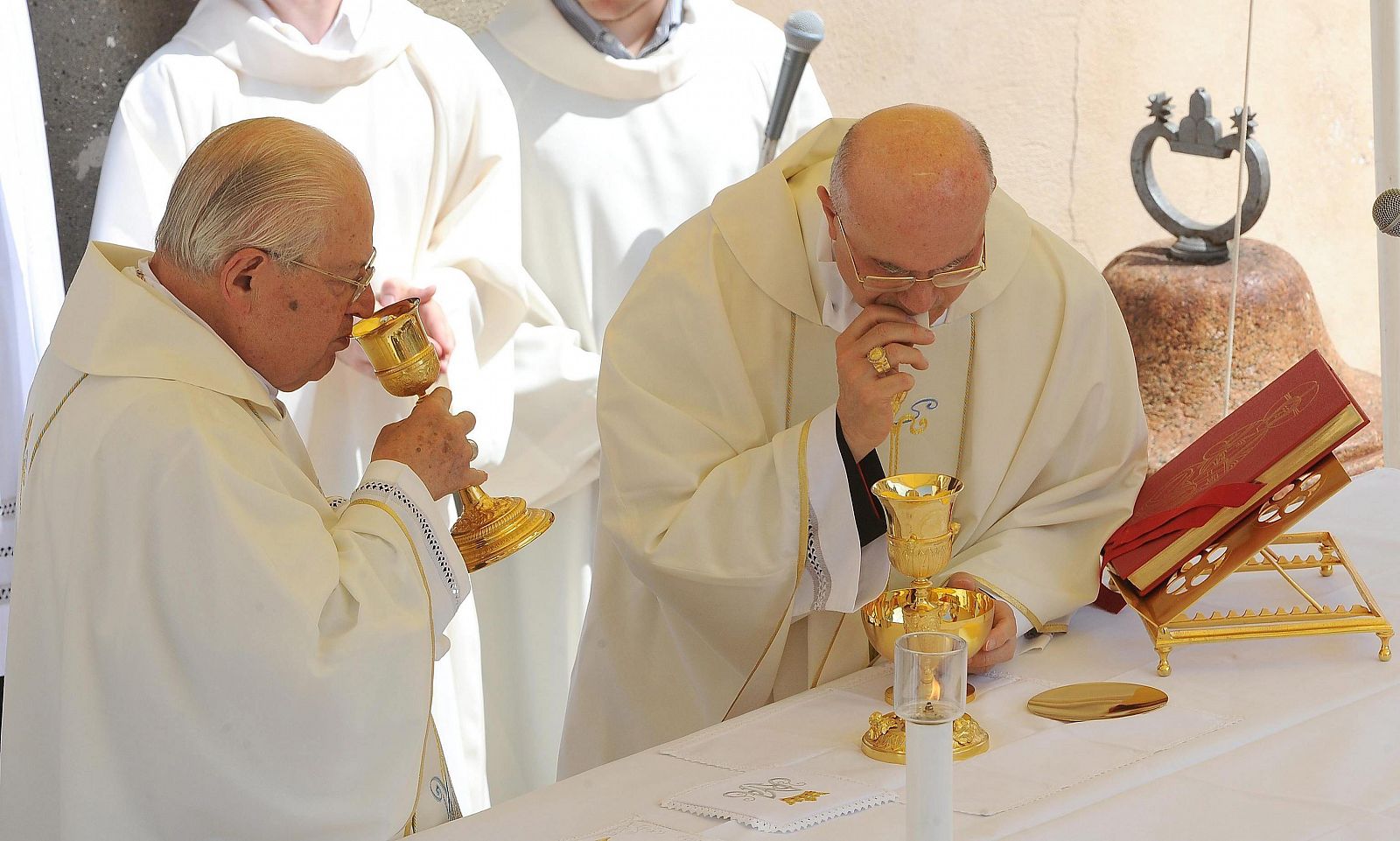 El cardenal Tarcisio Bertone junto a Angelo Sodano durante la solemne misa de la Asunción de la Virgen en Castel Gandolfo, de Roma el pasado 15 de agosto.