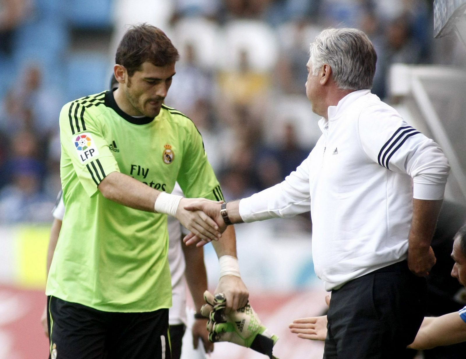 El portero del Real Madrid, Iker Casillas (i), estrecha la mano del entrenador, el italiano Carlo Ancelotti (d)