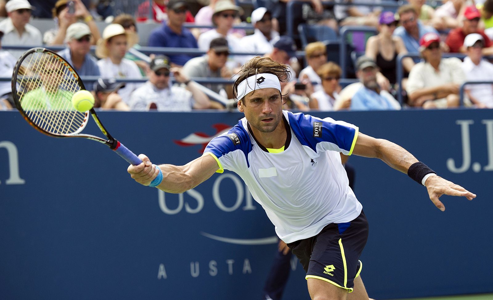 David Ferrer devuelve una bola a Mikhail Kukushkin durante el partido