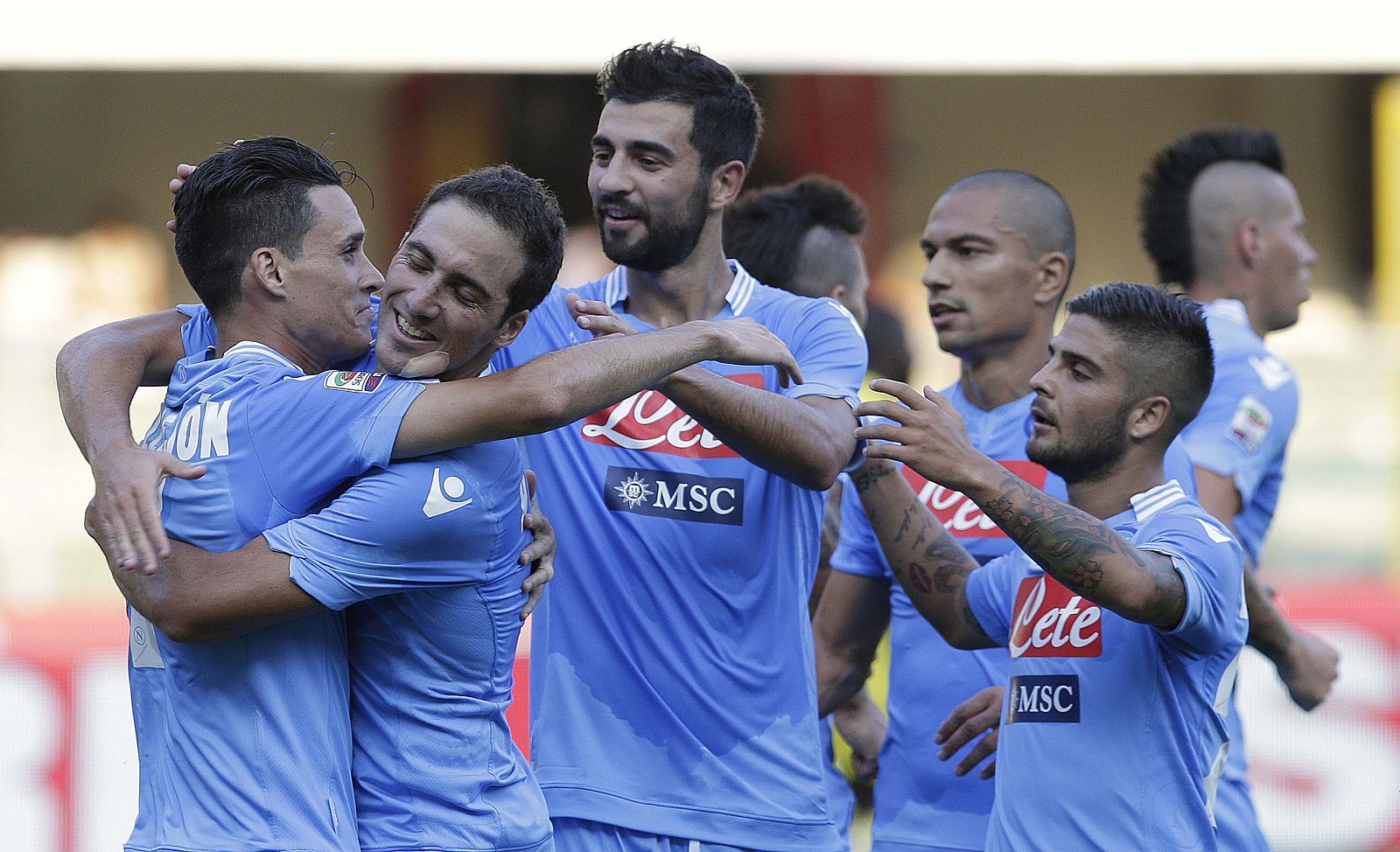 Callejón celebra con sus compañeros del Nápoles su gol ante el Chievo