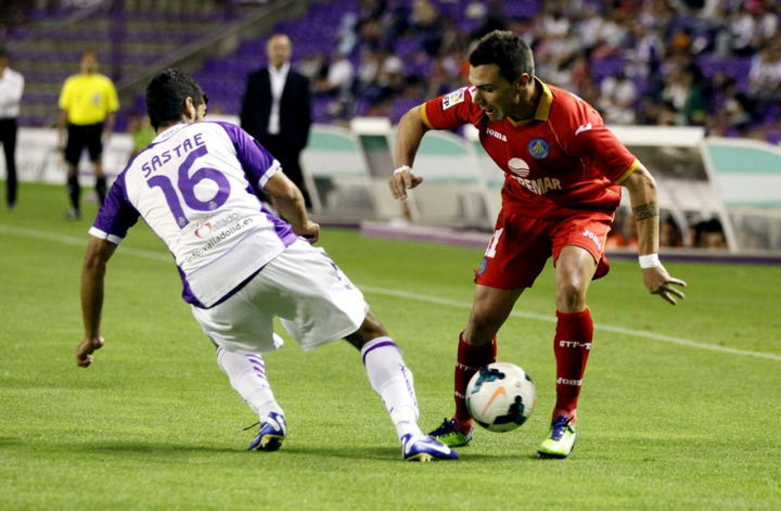 El centrocampista del Real Valladolid, Lluis Sastre (i), disputa el balón con Adrián Colunga, del Getafe CF