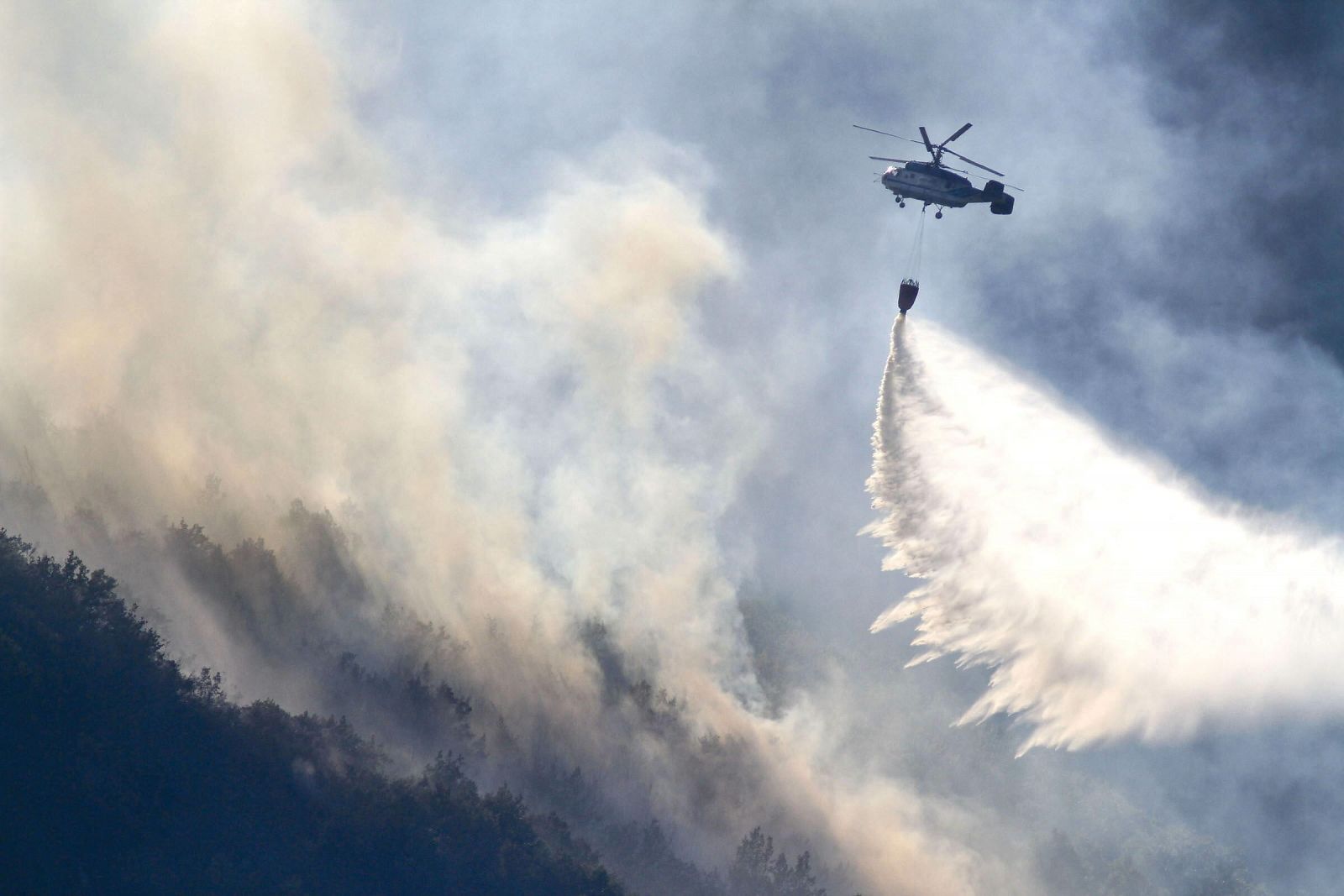 Un helicóptero durante las labores de extinción del incendio en Navia de Suarna, en Lugo