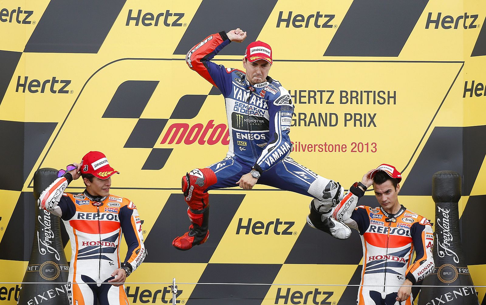 Jorge Lorenzo celebra la victoria en el podio escoltado por Marc Márquez y Dani Pedrosa.