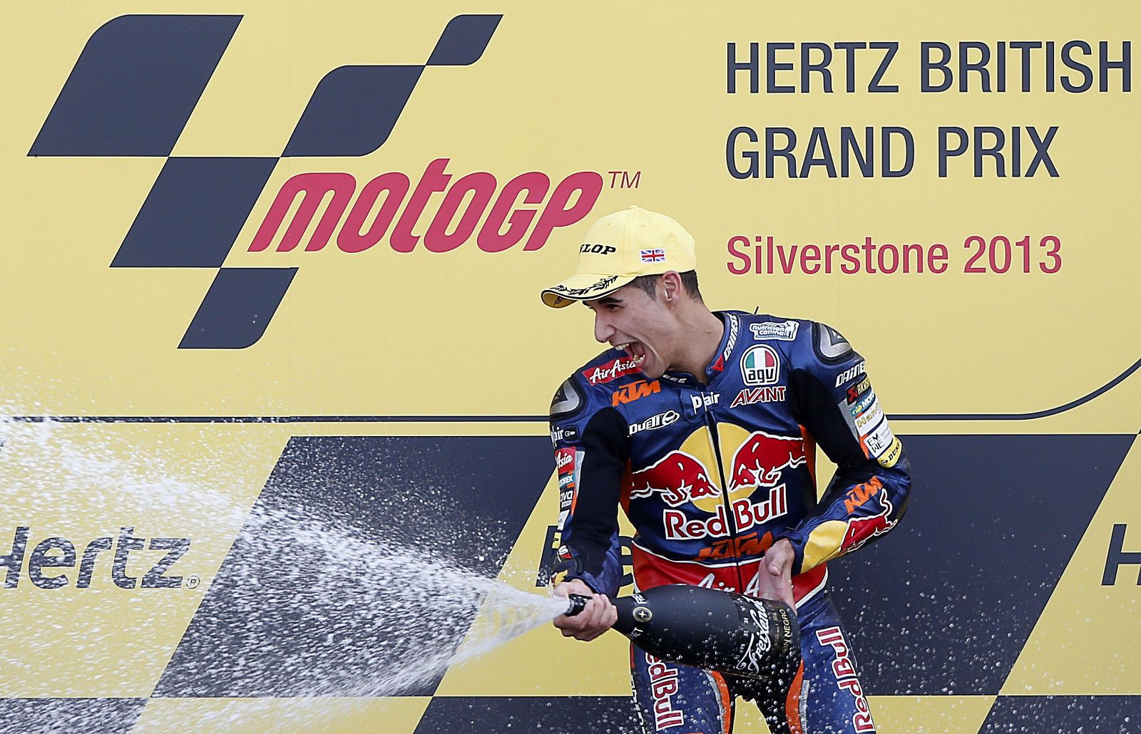 Luis Salom celebra su victoria en el podio de Silverstone